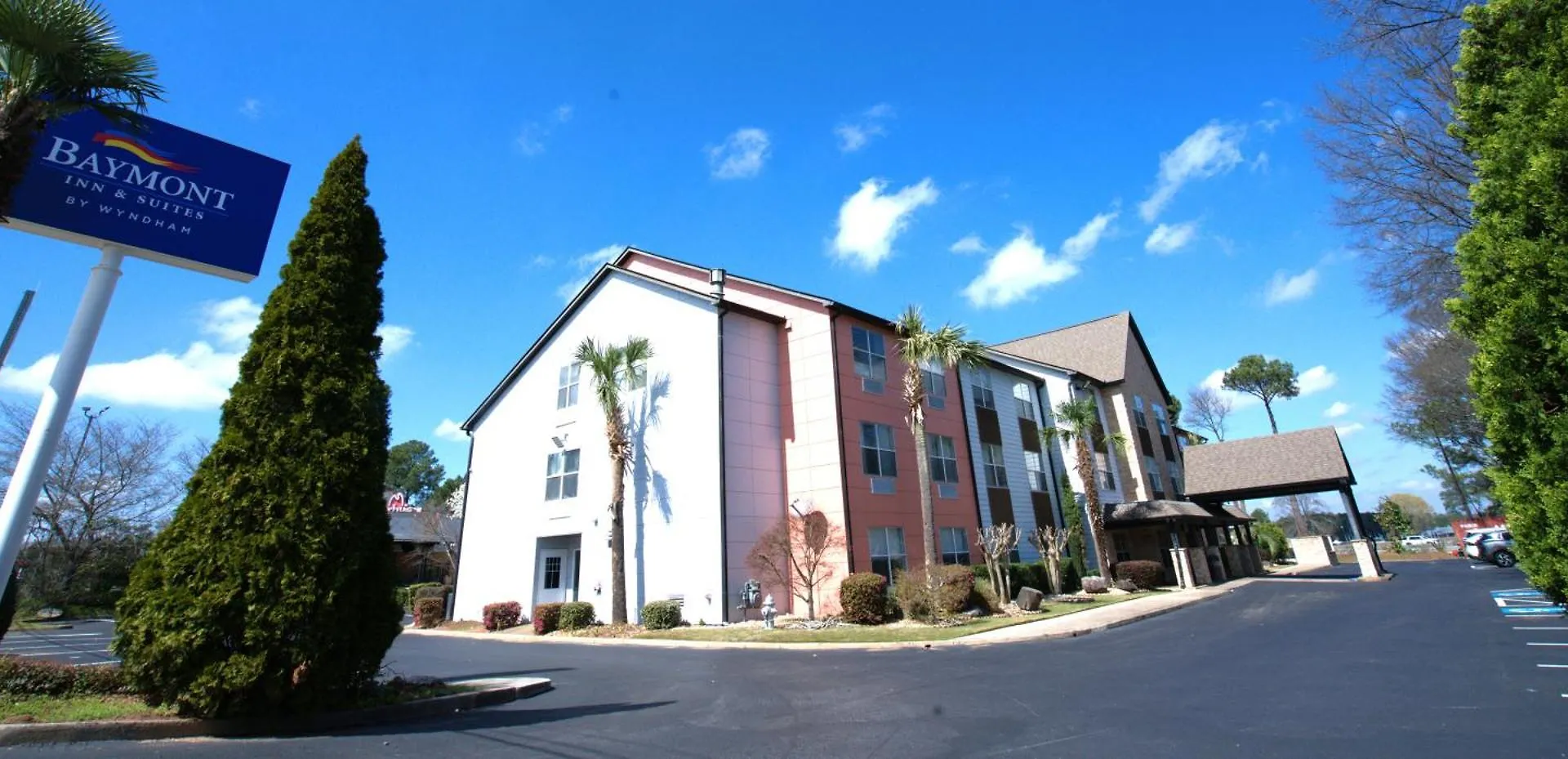 4 Business Hotels Close to Southlake Mall Worth Booking