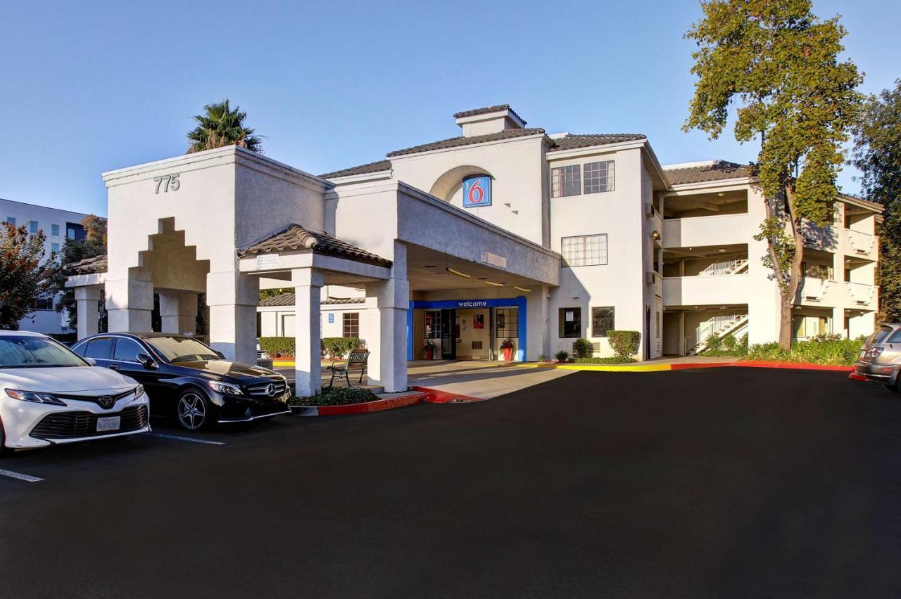 4 Budget Hotels Near Triton Museum of Art Worth Booking
