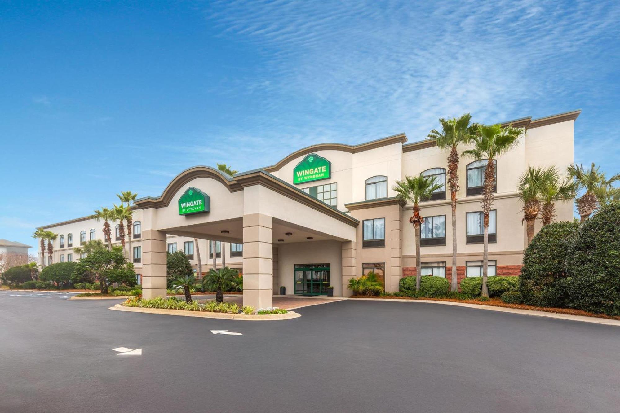 6 Cheap Hotels Near Destin Harbor Boardwalk Worth Booking